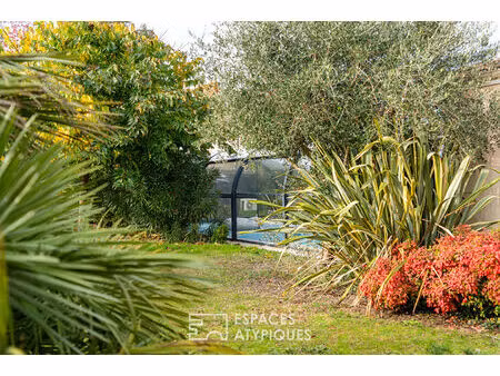maison en impasse avec jardin intime et piscine couverte  au coeur du bourg.