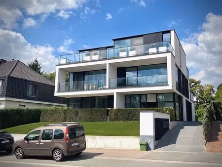 instapklaar gelijkvloers appartement met 1 slaapkamer  garage  buitenstaanplaats en terras