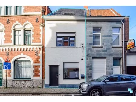 gesloten bebouwing in hartje izegem