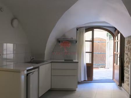 a louer charmant studio rénové avec plafond voûté