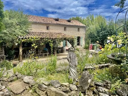 propriété en pierres à duras composée d'une maison principal