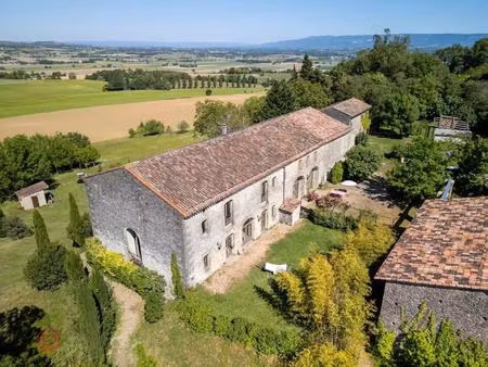 spacieux corps de ferme: 2 logements avec gîte