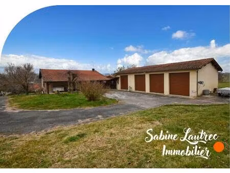 maison avec grand garage professionnel et terrain de plus d'une hectare