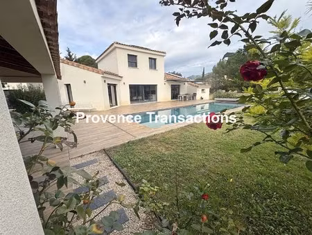 villa contemporaine à deux pas du village