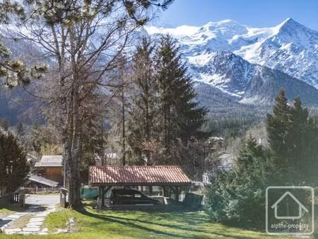 ferme du pays historique de 5 chambres orientée plein sud  avec mazot et parking couvert .