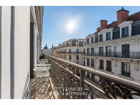 appartement de prestige avec balcon dans un immeuble haussmannien