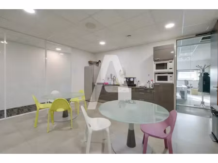 a louer : bureaux rénovés de 822m² aux portes de paris - de nombreux services disponibles 