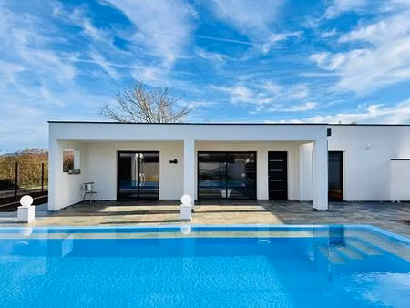 villa contemporaine de plain pied lumineuse avec piscine à débordement