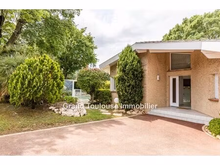 jolie villa t7 au centre du village de seilh. proche des ecoles et commerces mais aussi du