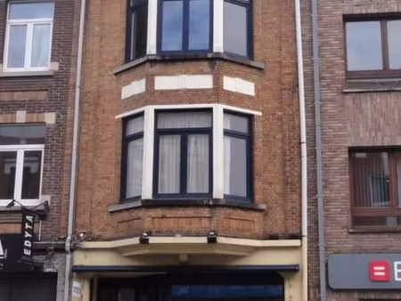 immeuble de rapport: immeuble commercial avec 2 appartements