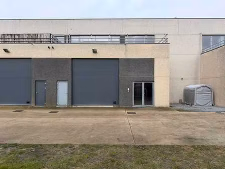 entrepôt stratégiquement situé avec espace de bureaux à vend