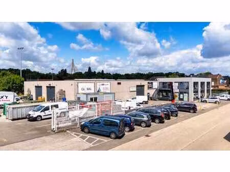 entrepôts et bureaux (+/- 2.450m²)  terrain +/- 4.500m²