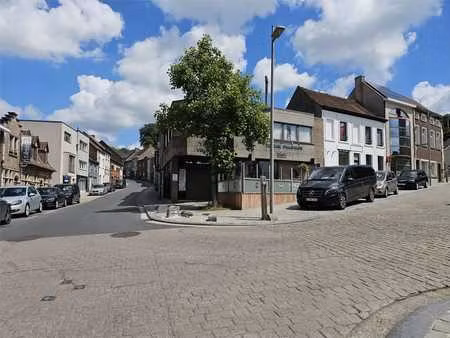 handelsgelijkvloers aan de voet van de muur