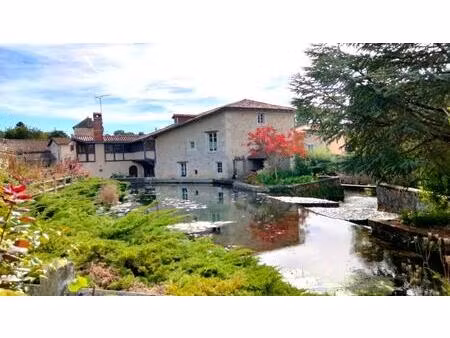 magnifique ancient moulin historique en pierre  au cœur d'un village  dépendances  vue sur