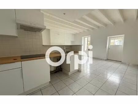 location maison  m² t-3 à saint-saturnin-du-bois  770 €