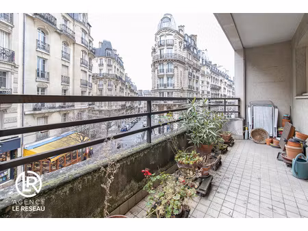 appartement avec balcon situé rue damrémont proche du métro