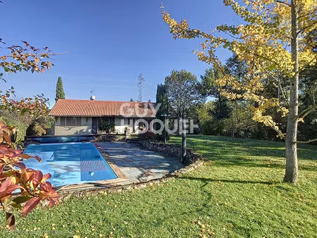 maison avec piscine sur grand terrain arboré : calme  confort et qualité de vie au rendez-