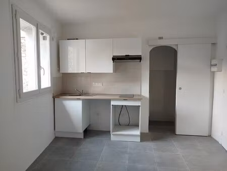 vieux village - 2 pièces principales - au calme - 1er étage sans ascenseur