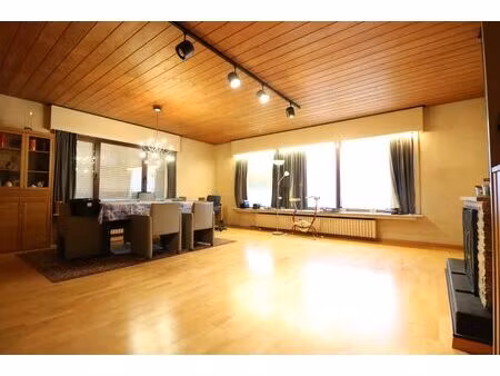 lichtrijke woning met 4 slaapkamers en prachtige tuin op een zeer groot perceel (855 m²)