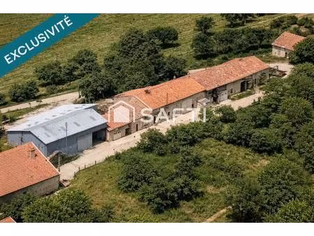 ferme à rénover avec garage  hangar  et terrain.