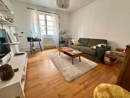 appartement 2 pièces à louer rue saint-guillaume aux abords de