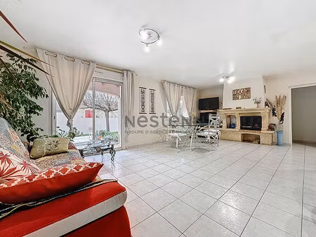 maison orange d'environ 116 m²