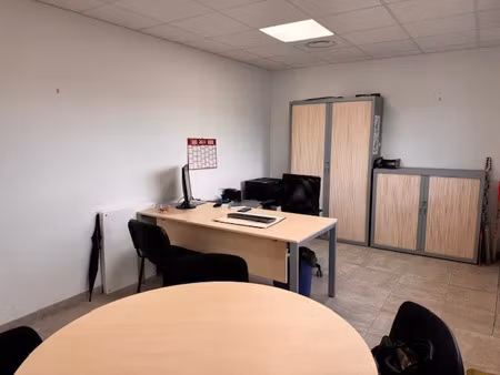 location locaux professionnels 0 pièces 17 m² à lambesc (13410)  450 €