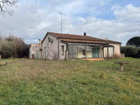 maison 130 m². terrain 3 000 m². garage 50 m². commerces à pied