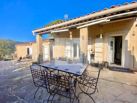 maison avec piscine et vue dégagée