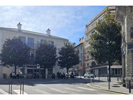 biarritz plein centre - appartement t4 ±93 m² à rénover - garage  deux caves