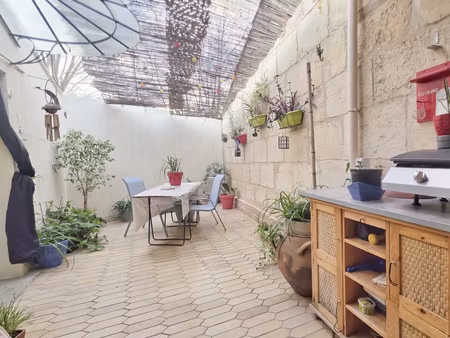 deux appartements dans une petite copropriété  avec ascenseur  revenus locatif  terrasse.