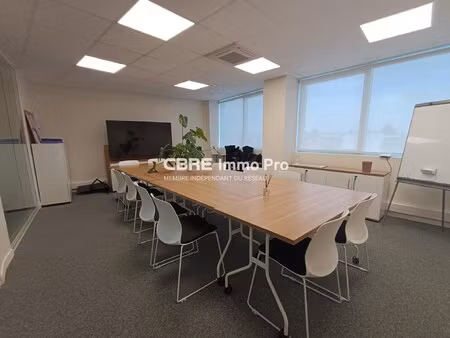 location local professionnel 152m²