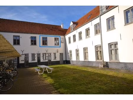 prachtige studenten studio centrum brugge in een oase van rust!