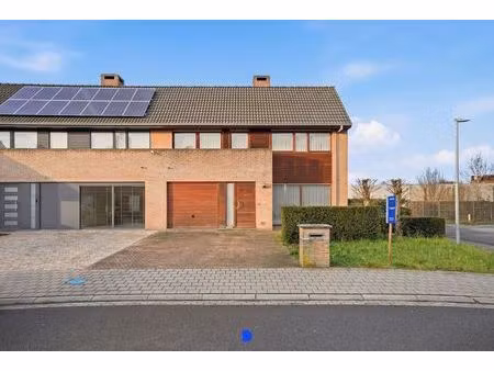 rustig gelegen halfopen woning!