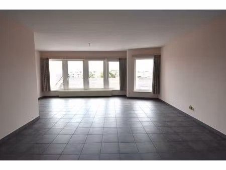 ruim  lichtrijk en instapklaar appartement met 3 slaapkamers  terras én uitgebreide parkee