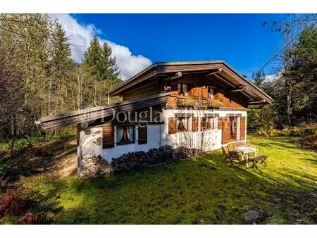 chamonix - chalet pivoine  une propriété de 2 chambres située sur un terrain de 2400 m²