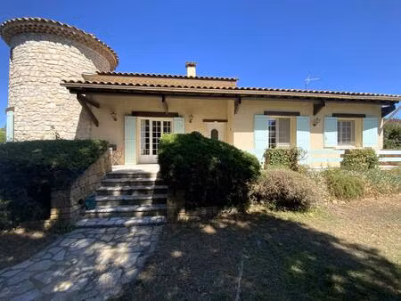 villa cossue située à uzès avec terrain de 1400 m2 avec piscine.