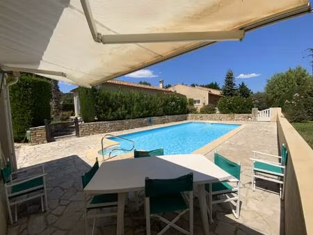 villa de plain pied sur un terrain de 2300 m2 avec piscine.