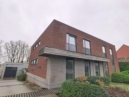 gelijkvloers appartement met 2 slkrs  terras en staanplaats