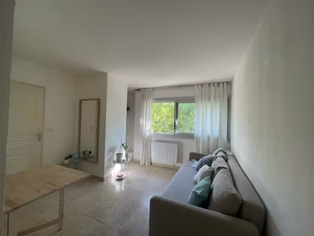 à louer à draguignan : studio meublé de 23m² avec place de parking en sous-sol.