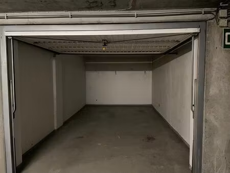 gemakkelijk bereikbare garagebox onder de delhaize in heist