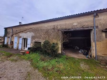 les pins (16260) : maison de 64m2 avec grange et dépendances