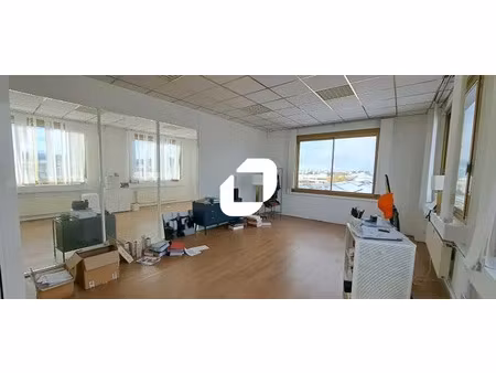 bureaux lumineux et en bon état au pied du rer e