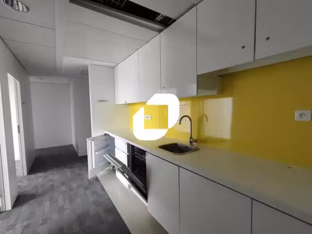 a louer  surfaces renovees