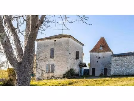 ferme en pierre du 17ème avec maison  pigeonnier  grange  hangar et dépendances. 4000 m2..