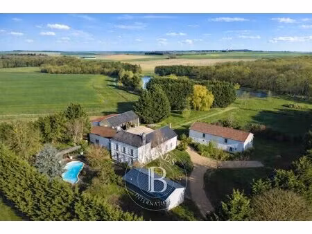 exclusivité - poitou - propriété avec étang et piscine - terrain de 6.5 hectares