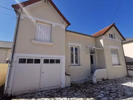 la fleche  dans quartier proche commerces !!!