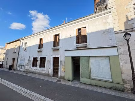 maison de caractère avec local commercial sur luché-pringé (bourg)