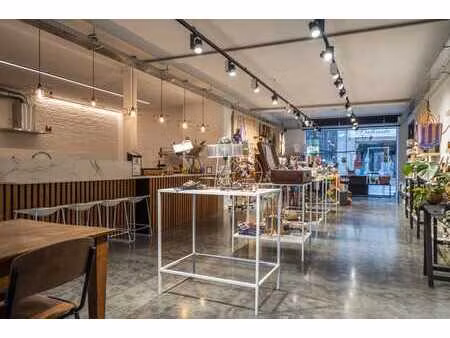 espace commercial unique dans un manoir rénové à izegem