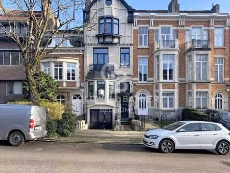 très belle maison de +-325m² avec 5 chambres.